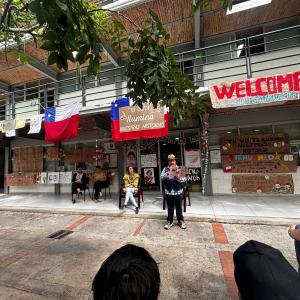 escritora sentada en escenario frente a asistentes