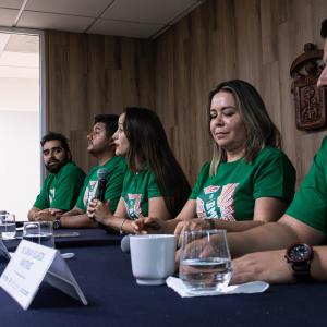 Autoridades del evento sentadas en mesa de rueda de prensa